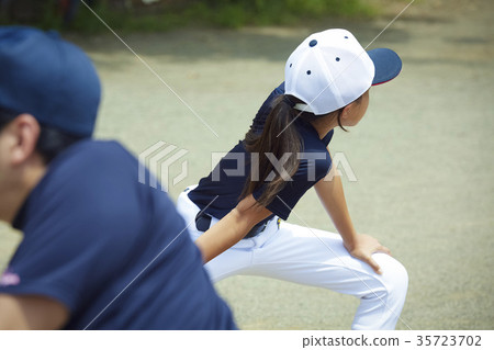 男孩棒球做舒展的實踐女孩 35723702