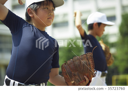 男孩棒球運動員實踐的投球畫象 35723760