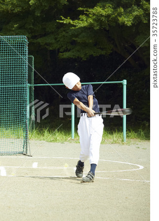 男孩棒球男孩實踐的打擊畫象 35723788