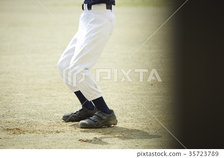 男孩棒球運動員腳 35723789