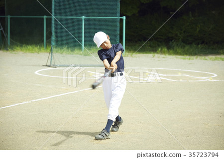 男孩棒球男孩實踐的打擊畫象 35723794