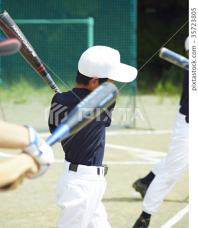 Boy baseball boy practicing batting 35723805