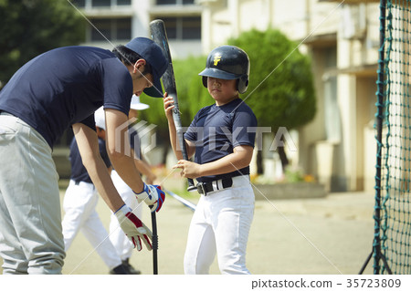 男孩棒球男孩練習擊球 35723809