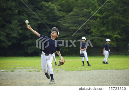 男孩棒球比賽男孩投擲 35723810