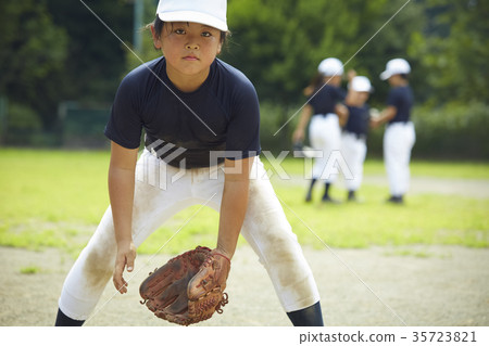 少年棒球練習比賽防守肖像 35723821