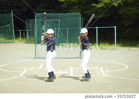 練習擊球棒球的孩子 35723827