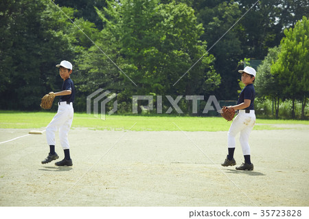 練習少年棒球投球的孩子們 35723828