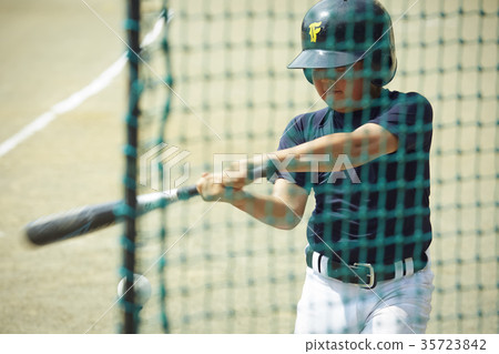 男孩棒球男孩練習擊球 35723842