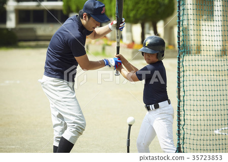 Boy baseball boy practicing batting 35723853