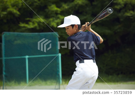 男孩棒球男孩練習擊球 35723859