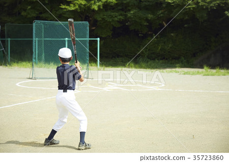 Boy baseball boy practicing batting 35723860