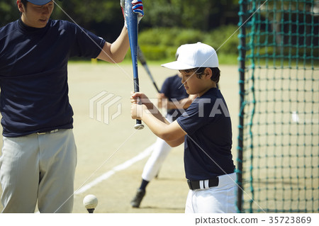 男孩棒球男孩練習擊球 35723869