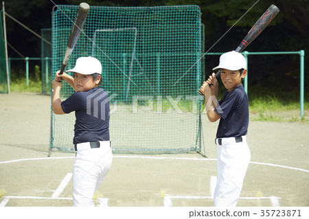 Children who practice batting baseball Children who practice batting baseball 35723871