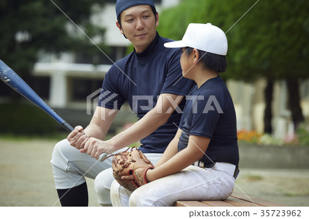 男孩棒球練習導演和男孩 35723962
