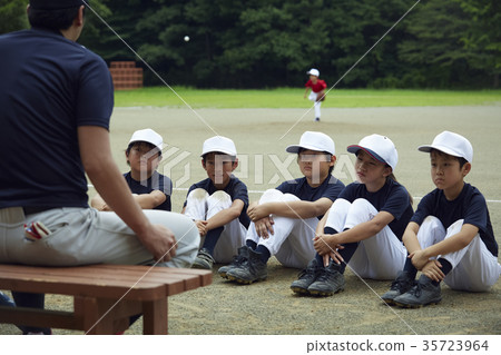 Boy baseball team meeting 35723964