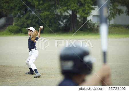 男孩棒球比賽投手 35723992
