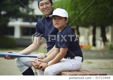 男孩棒球練習導演和男孩 35723998