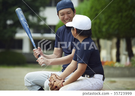 男孩棒球練習導演和男孩 35723999