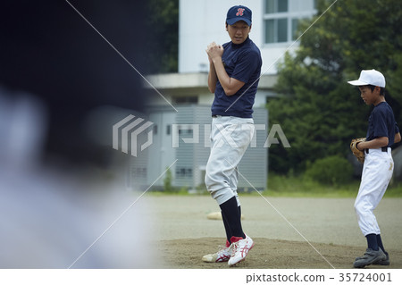 男孩棒球運動員實踐的投球畫象 35724001