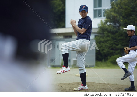 男孩棒球運動員實踐的投球畫象 男孩棒球運動員實踐的投球畫象 35724056
