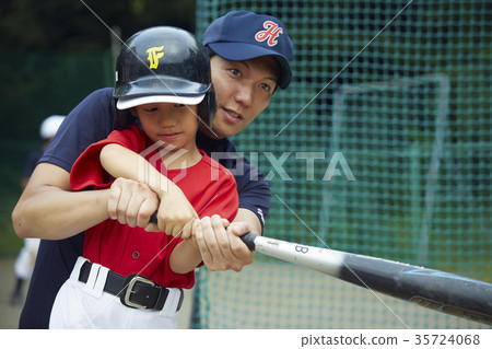 男孩棒球男孩練習擊球 35724068