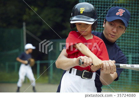 男孩棒球男孩練習擊球 35724080