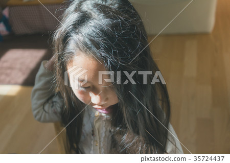 bed hair, younger, child rearing 35724437