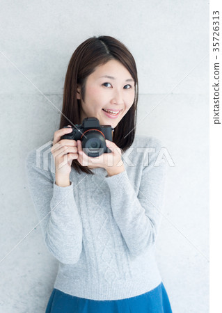 一個女人拍一張照片 一個女人拍一張照片 35726313