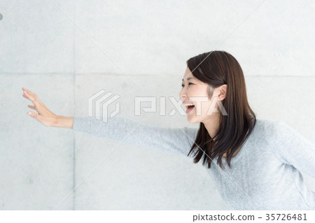 到達女性 35726481