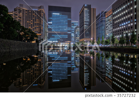[Tokyo night view] Otemachi Wadakura Sakai Building reflection 35727232