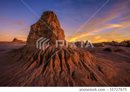 Sunset over Walls of China in Mungo National Park Sunset over Walls of China in Mungo National Park 35727675