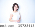 一個整潔的微笑女孩 35728418