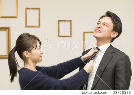A couple fighting 35728528
