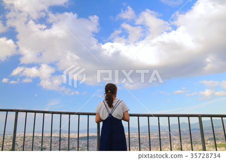 Women and the sky with a view, the cityscape Women and the sky with a view, the cityscape 35728734