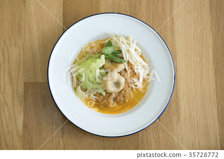 COCONUT CURRY WITH RICE NOODLE COCONUT CURRY WITH RICE NOODLE 35728772