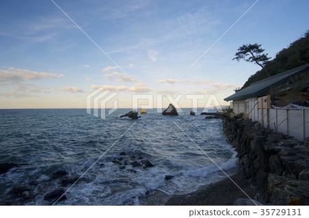 The couple's rock of the Futami-Kotama Shrine (at dusk) The couple's rock of the Futami-Kotama Shrine (at dusk) 35729131