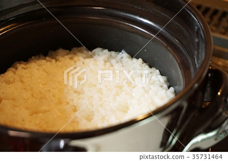 米飯在鍋裡煮熟 35731464