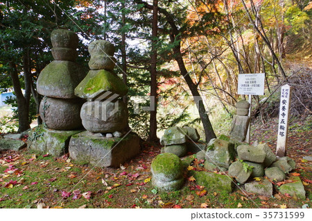 在信州東丘馬縣安有寺的Chikuhoku區的石文化遺產奧林匹克塔全景側鎌倉時期的生產被看到 在信州東丘馬縣安有寺的Chikuhoku區的石文化遺產奧林匹克塔全景側鎌倉時期的生產被看到 35731599