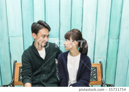 愉快的夫婦的圖像在公園約會 35731754