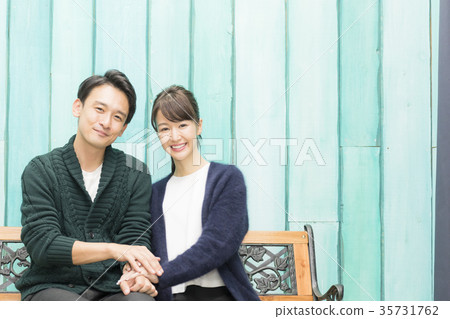 愉快的夫婦的圖像在公園約會 35731762