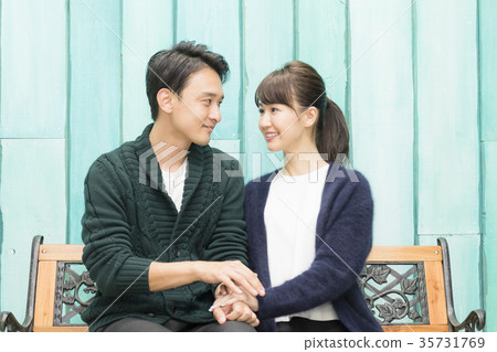 愉快的夫婦的圖像在公園約會 35731769