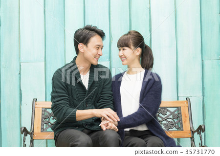 愉快的夫婦的圖像在公園約會 愉快的夫婦的圖像在公園約會 35731770