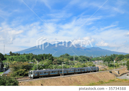 Chuo Line 211 series ordinary train that runs a curve with Yatsugatake in the back Chuo Line 211 series ordinary train that runs a curve with Yatsugatake in the back 35734388