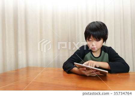 男孩看著ipad 35734764