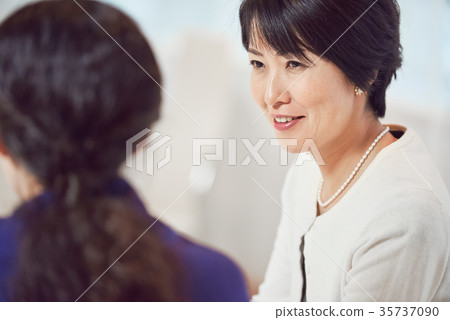 A woman who talks 35737090