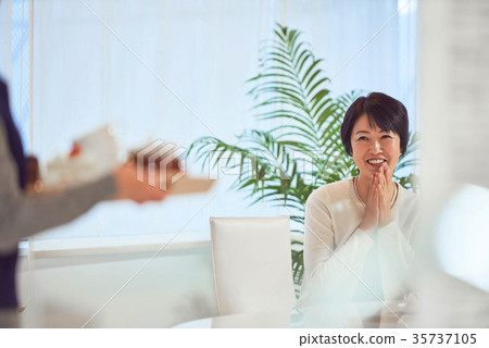 Madam tea time 35737105