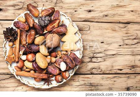 Christmas plate with nuts, spices and cedar cone Christmas plate with nuts, spices and cedar cone 35739090