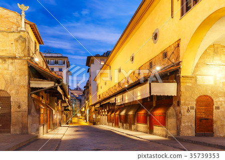 Famous bridge Ponte Vecchio in Florence, Italy Famous bridge Ponte Vecchio in Florence, Italy 35739353