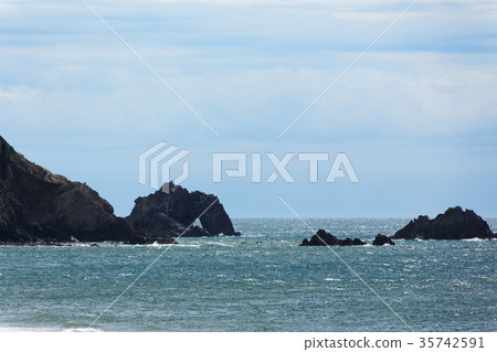 I see the stone gate of Hiji from Kourogahama I see the stone gate of Hiji from Kourogahama 35742591