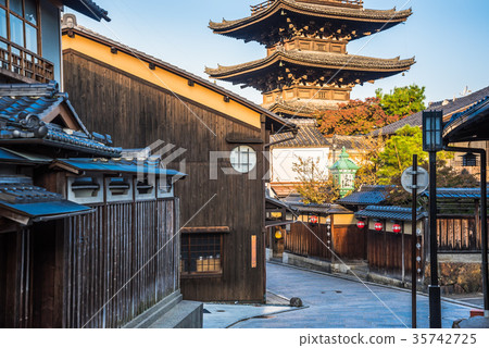 Kyoto Yasaka pagoda and surrounding streets Kyoto Yasaka pagoda and surrounding streets 35742725